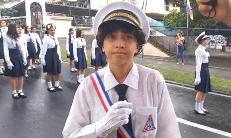 La estudiante Rosanel Quiroga en el desfile del 4 de noviembre. 