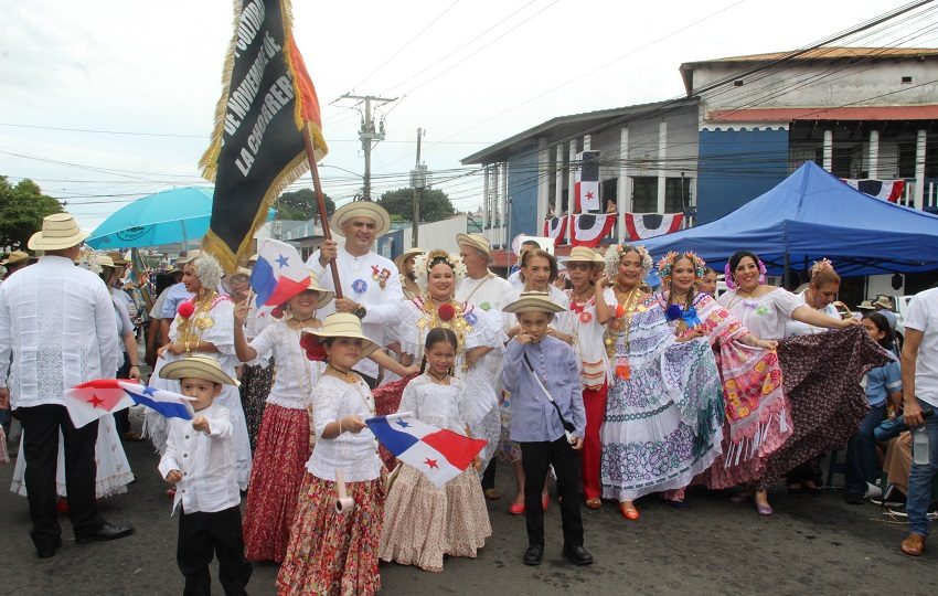 En el distrito de Capira y Arraiján, las colonias Santeñas también organizaron actividades de conmemoración de esta fecha histórica para el país. Foto. Eric Montenegro