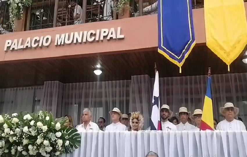 El presidente de la república José Raúl Mulino junto al destacado beisbolista José Chema Caballero nominado como abanderado cívico nacional, y al doctor Orlando Reyes Fonseca, como abanderado distrital. Foto. Thays Domínguez