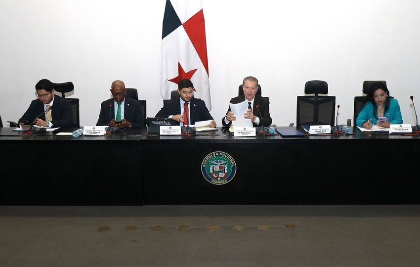 Miembros de la Comisión de Economía y Finanzas de la Asamblea Nacional de Diputados. Foto: Cortesía