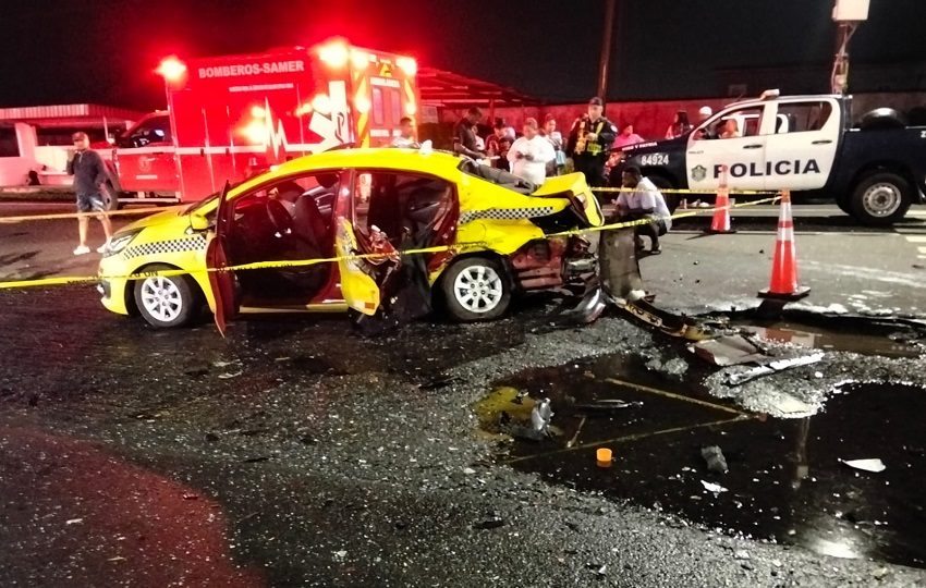 El incidente provocó un fuerte tranque a la altura de la comunidad de Villa del Caribe, en el corregimiento de Cristóbal Este, en las afueras de la ciudad de Colón. Foto. Diómedes Sánchez