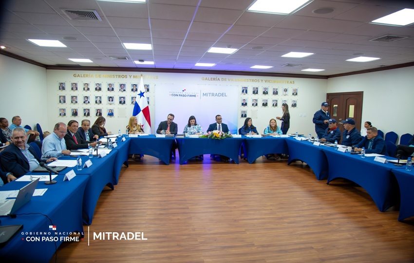 Este sábado se instaló la mesa de la Comisión Nacional de Salario Mínimo. Foto: Mitradel