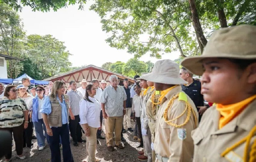 El presidente José Raúl Mulino, conversó con los estudiantes del Instituto Profesional y Técnico La Pintada. Foto. Cortesía