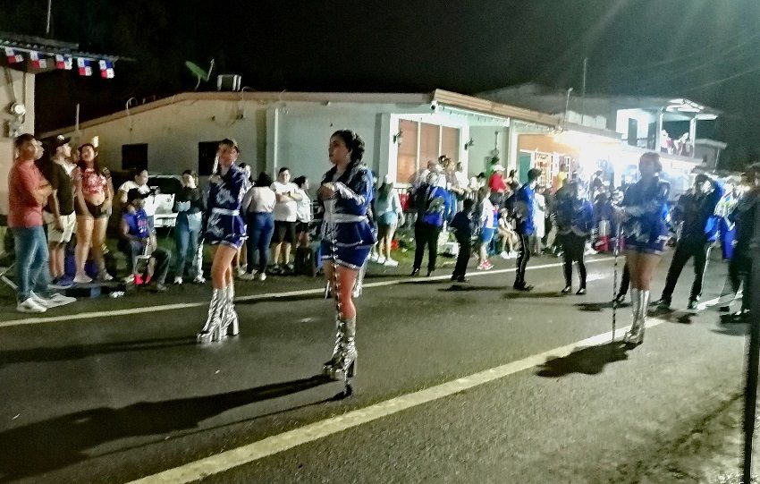 En Chitré, cerca de 15 bandas independientes desfilaron por las principales calles del distrito, compartiendo su música tradicional, coreografías y coloridos uniformes, en una jornada que llenó de energía el centro de la ciudad. Foto. Thays Domínguez