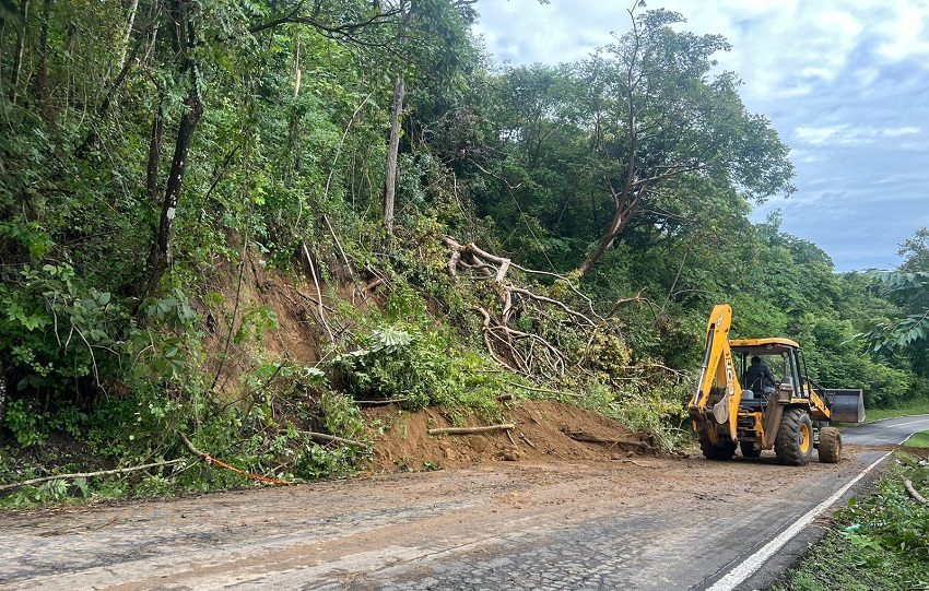 Personal técnico del Ministerio de Obras Públicas (MOP) evaluó los daños para definir las reparaciones que permitan restablecer plenamente la circulación en esta ruta.