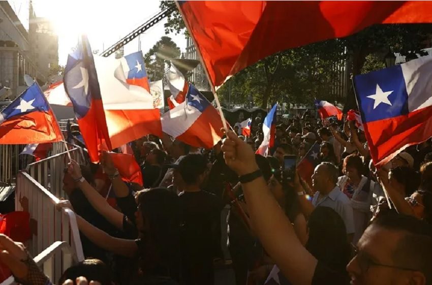 Simpatizantes de la candidata a la Presidencia de Chile por el partido Unidad por Chile, Jeannette Jara, sostienen banderas, en Santiago (Chile). Foto: EFE/ Elvis Gonzalez