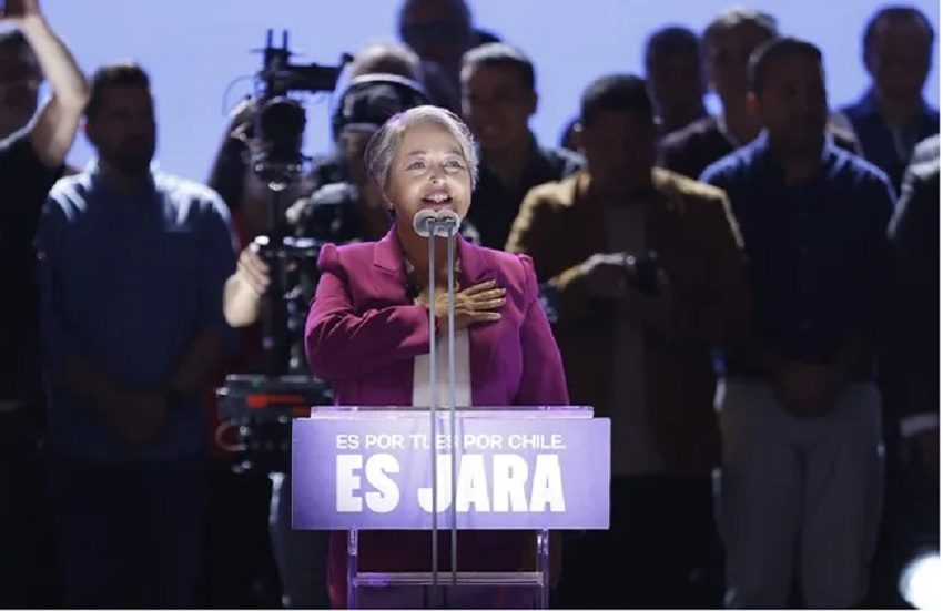 La candidata presidencial del pacto Unidad por Chile, Jeannette Jara, en el acto de cierre de campaña, en Santiago, el pasado martes. Foto: EFE/ Elvis González
