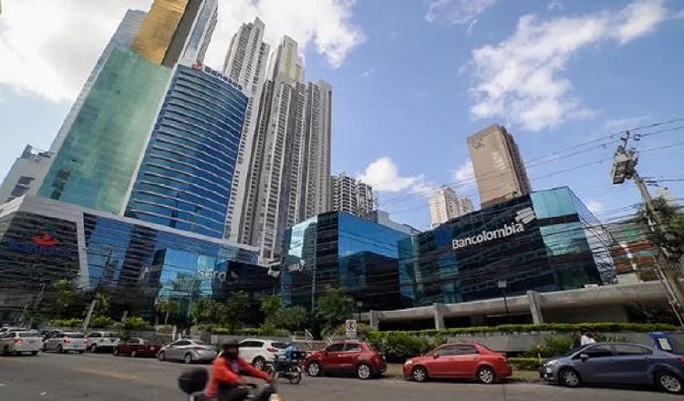 Se estima que alrededor de 2,091,480 panameños y 304,052 extranjeros forman parte del sistema bancario y financiero nacional. Cortesía