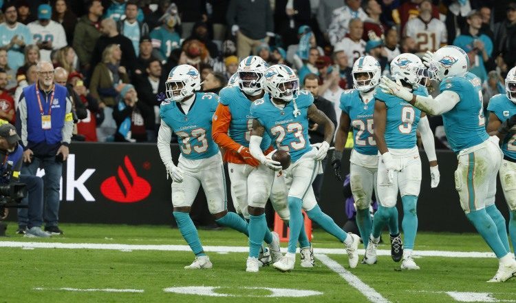 El jugador del Miami Dolphins Jack Jones (cent.), durante el partido contra el Washington Commanders. Foto: EFE