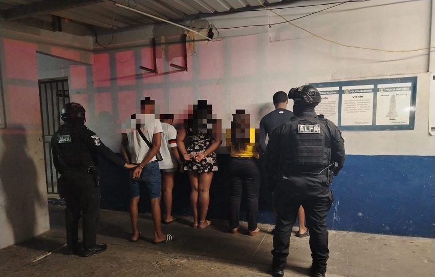 Dentro del vehículo viajaban cinco personas, entre ellas tres mujeres y dos hombres, todos adultos; al llevarse a cabo la revisión del auto se ubicó un arma calibre 9 milímetros. Foto. Policía Nacional