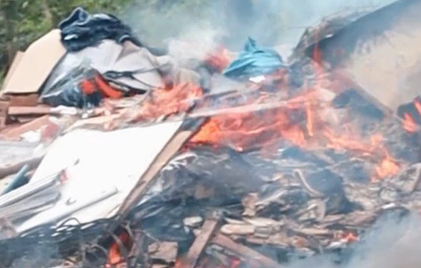 Según los vecinos, en este botadero clandestino los materiales son incinerados para extraerles el metal que poseen. Foto. Eric Montenegro