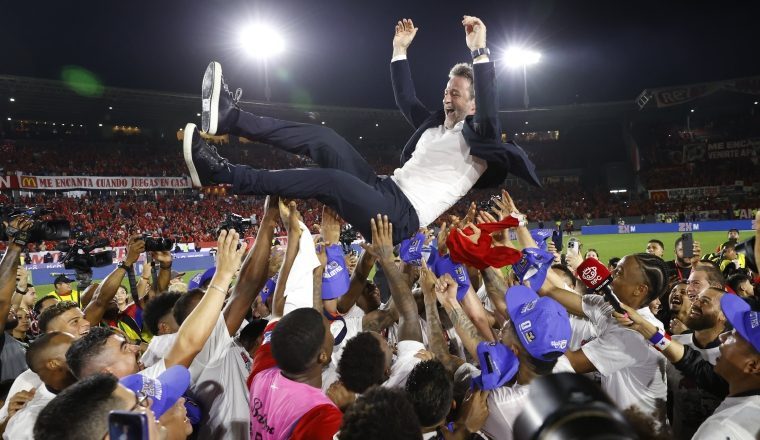 Thomas Christiansen celebra con los jugadores. Foto: EFE