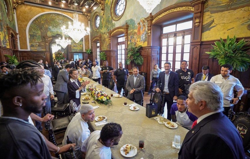 Futbolistas junto al presidente Mulino. Foto: Cortesía