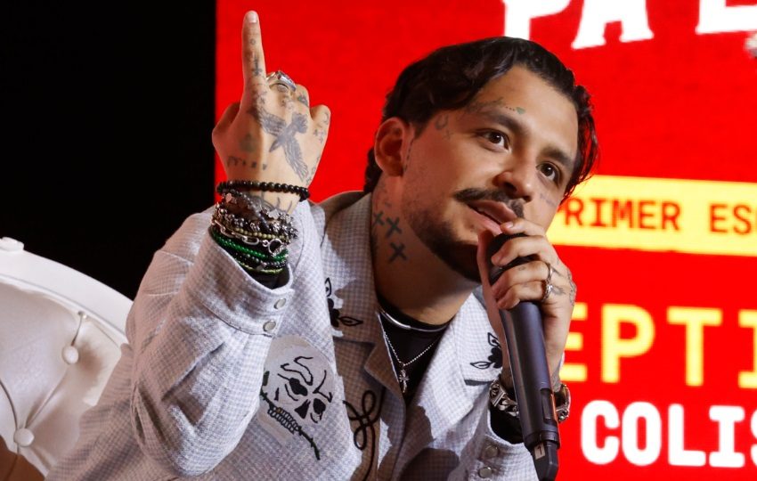 Christian Nodal habla en una rueda de prensa en Bogotá (Colombia). Foto: EFE / Mauricio Dueñas Castañeda