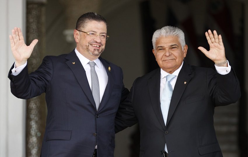 El presidente de Costa Rica, Rodrigo Chaves Robles junto a su homólogo de Panamá, José Raúl Mulino, en Ciudad de Panamá. Archivo/EFE