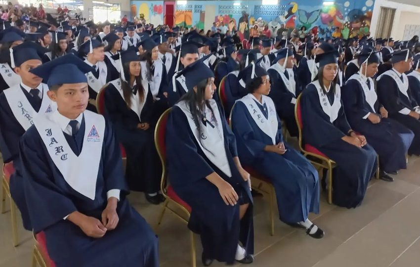 Graduandos se preparan para su gran día. Foto: Cortesía