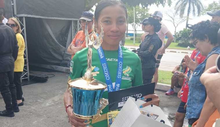  Palmenia Agudelo se lleva el título en la rama femenina en el Maratón Internacional de Panamá. Foto: Jaime Chávez