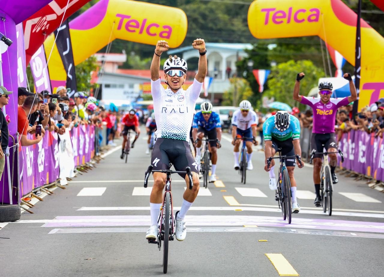 Jason Huertas cruza la línea meta en la tercera etapa. Foto: Fepaci