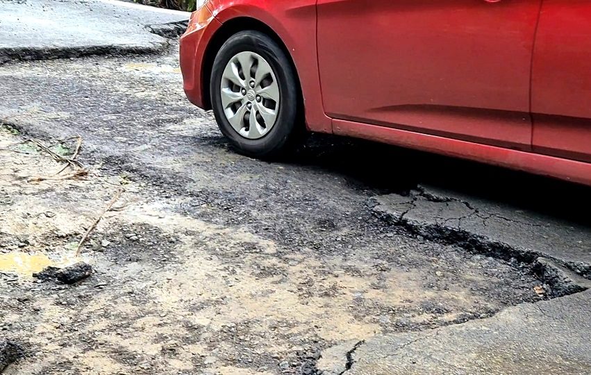 Los huecos en las cías han causado serios daños a los vehículos. Foto. Thays Domínguez