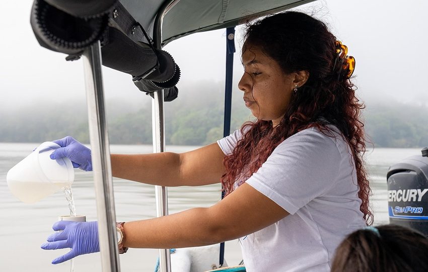 Tesistas recolectan muestras de plancton. Foto: EFE
