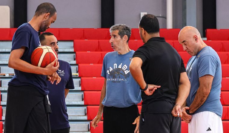Gonzalo García (cent.), técnico de la selección de baloncesto de Panamá. Foto: Fepaba