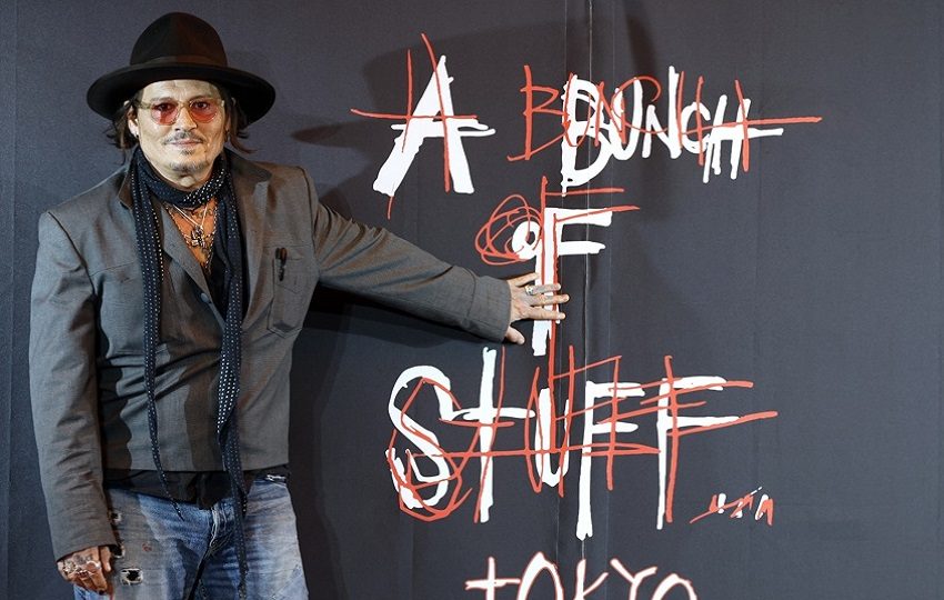 Johnny Depp ante el cartel de su exposición 'A Bunch of Stuff' en Tokyo. EFE/