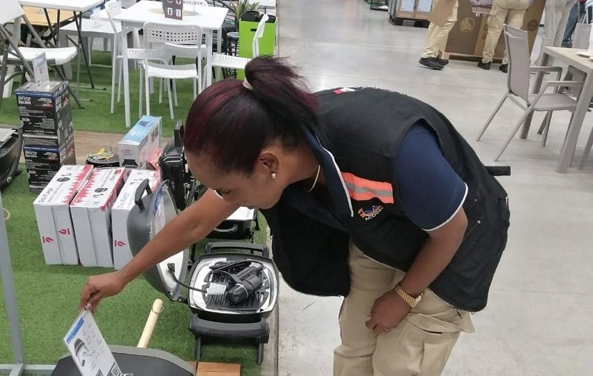 Los funcionarios de Acodeco mantienen los operativos para garantizar que el consumidor se está llevando realmente lo que se ha ofertado. Foto. Diómedes Sánchez