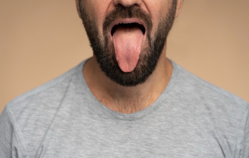 Tomar poca agua provoca mal aliento. Foto: Ilustrativa / Freepik