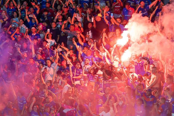 La afición placina festeja uno de sus goles en la final de la LPF, ante Alianza. Foto: EFE