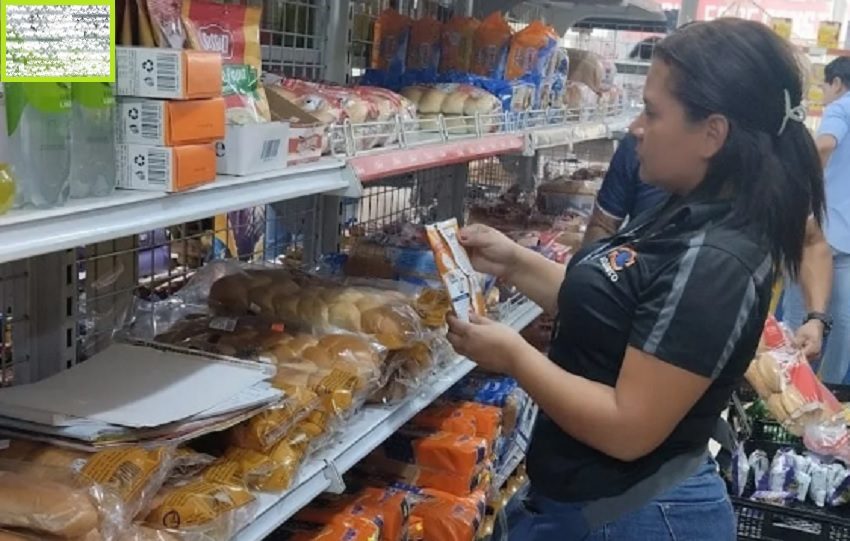 La Acodeco precisó que se encontraron 2,214 productos sin precio a la vista, 169 deteriorados, 159 sin fecha de vencimiento y 14 con fecha ilegible. Foto. Cortesía