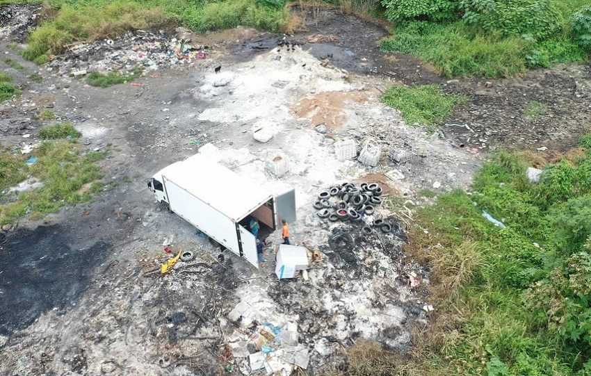 El titular de MiAmbiente dijo que quienes se dedican a trasladar basura y llantas a Playa Chiquita son “criminales”. Foto. Eric Montenegro