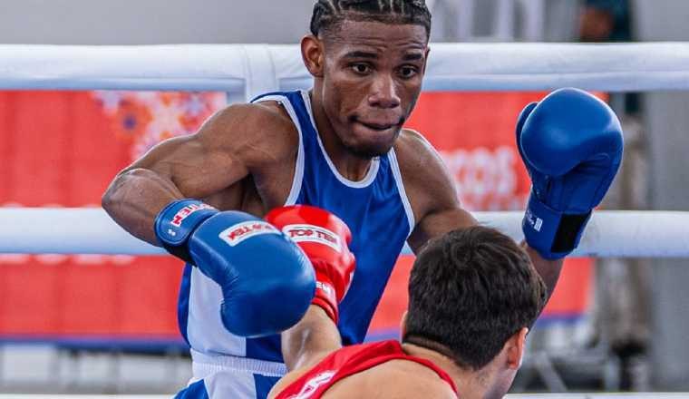 Cristifer Jurtado (azul), boxeador panameño. Foto: COP