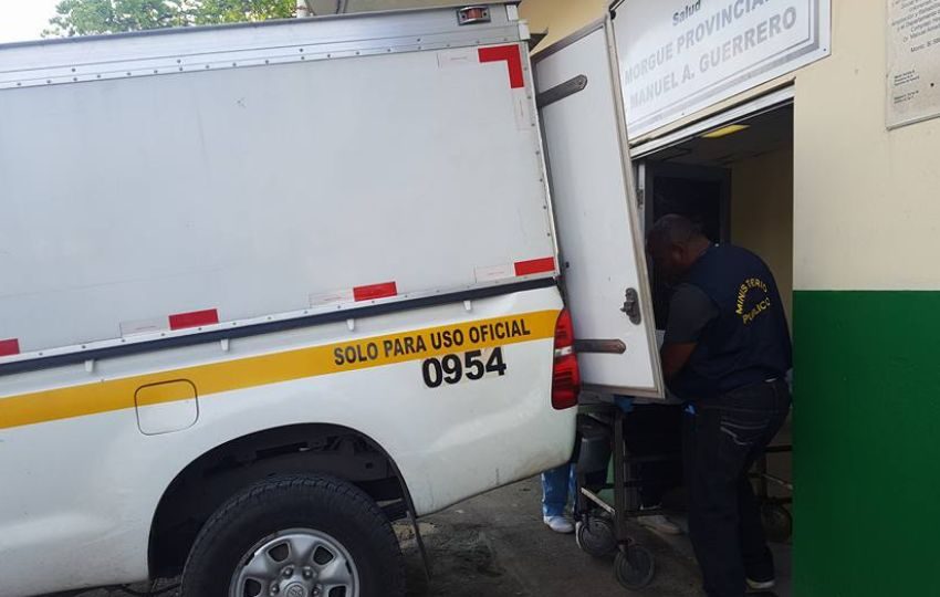 El cuerpo de la víctima fue trasladado hacia la morgue judicial en la ciudad de Colón. Foto: Diomedes Sánchez