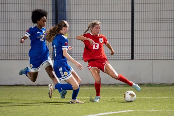 Riley Tanner de Panamá (der.), disputa el balón contra una jugadora de Curazao. Foto: FPF