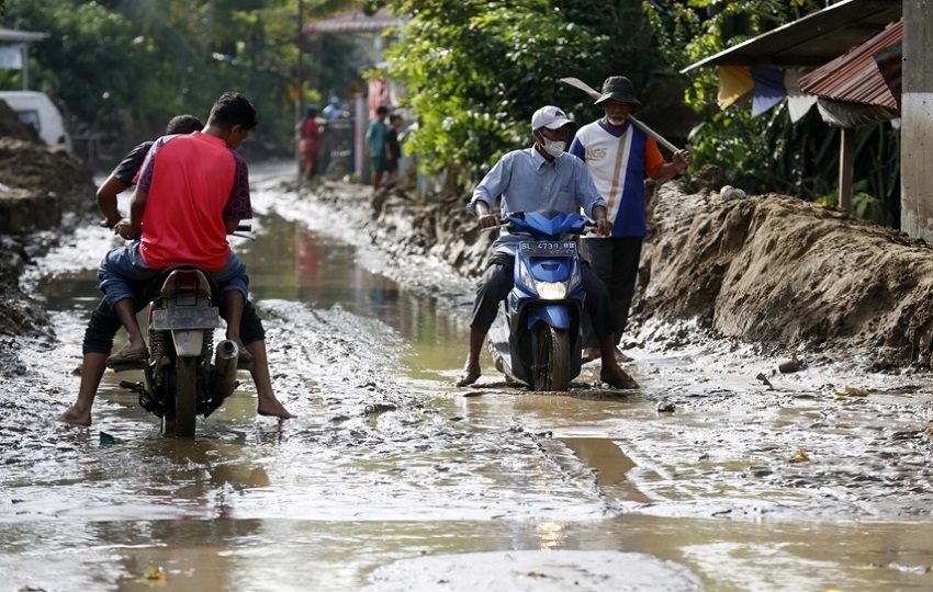 Más de 700 fallecidos por las inundaciones en Indonesia, con más de 500 desaparecidos. EFE