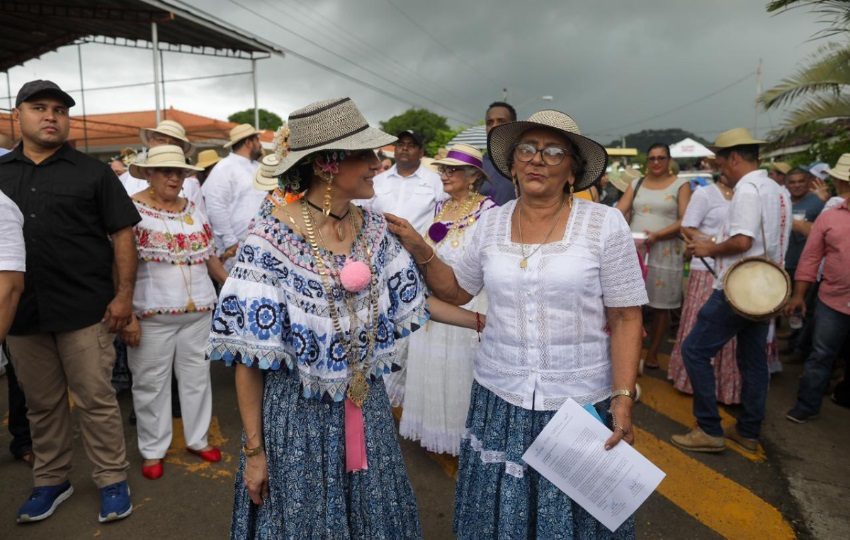 María Eugenia Herrera y Bella Herminda González de Cedeño. Foto: Ministerio de Cultura