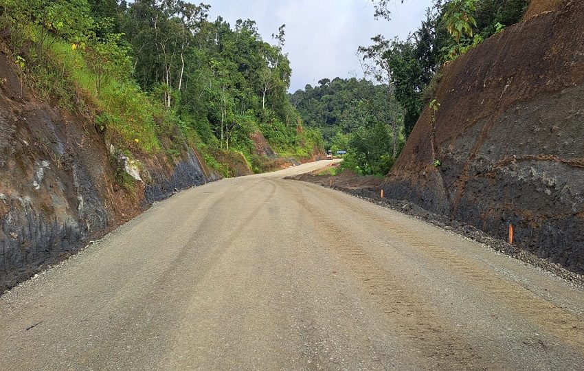 En los distintos tramos de la obra se ejecutan trabajos de terracería, drenajes, cunetas, rellenos y colocación de material selecto. Foto: Cortesía