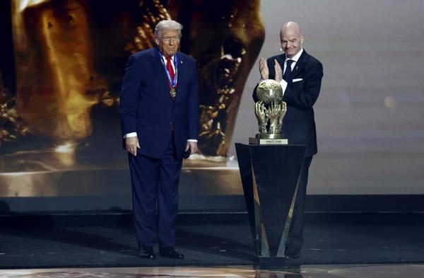 El presidente de Estados Unidos, Donald Trump (izq), recibe el Premio de la Paz de la FIFA de manos del presidente de la FIFA, Gianni Infantino. Foto: EFE