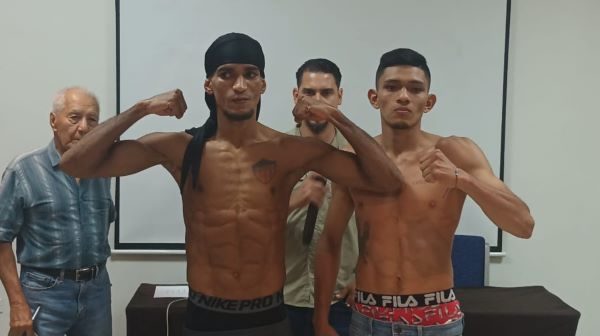Maximiliano Bonilla (der:) y al colombiano Jhoyner Cervera en el pesaje.  Foto: Melquíades Vásquez .-