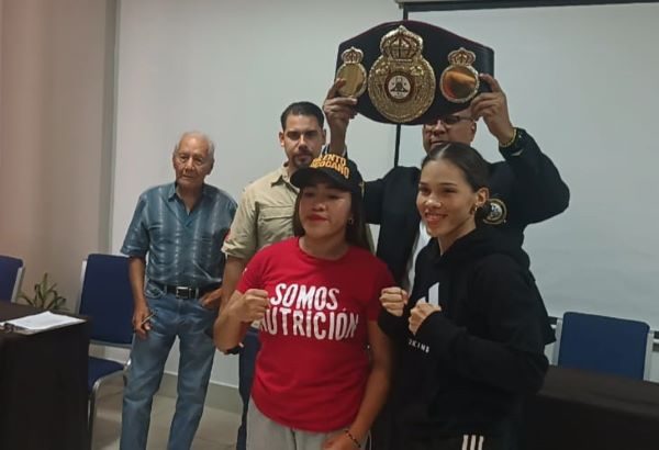 La campeona mundial panameña  Nataly Delgado (der.) y la mexicana  Arlenn 'La Torita' Sánchez.. Melquíades Vásquez