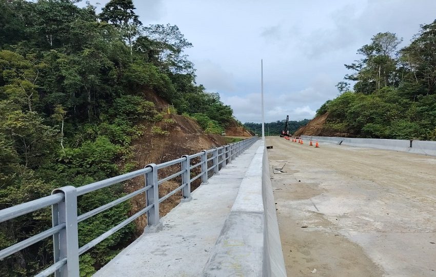El puente sobre el río Chucunaque se mantiene habilitado únicamente para el tráfico interno del proyecto. Foto: Cortesía