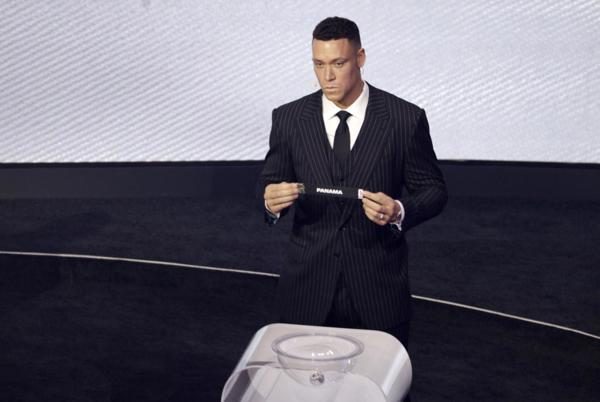 Aaron Judge sosteniendo el boleto de Panamá durante el Sorteo Final de la Copa Mundial de la FIFA 2026. Foto: EFE