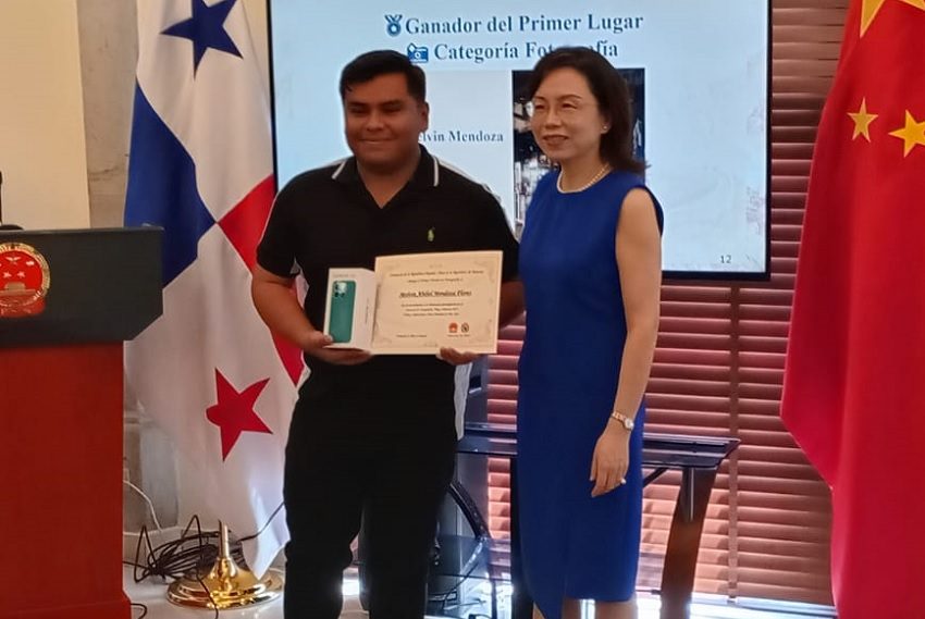 Melvin Mendoza, recibió el premio de manos de la embajadora china, Xu Xueyuan. Foto: Pancho Paz