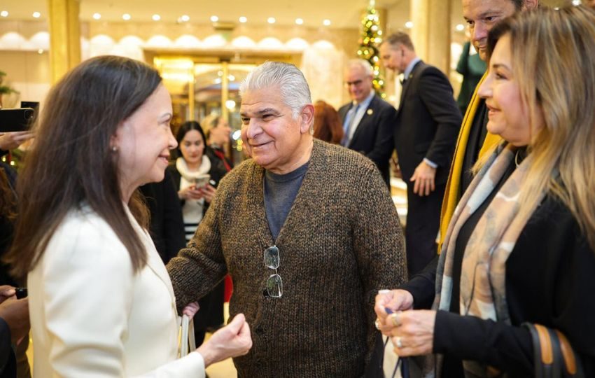 La opositora venezolana, María Corina Machado, junto al presidente, José Raúl Mulino y la primera dama, Maricel de Mulino. Foto: Cortesía