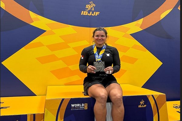 Jennisín Rosanía con la medalla de plata en el Mundial de Jiu Jitsu. Foto: Cortesía 