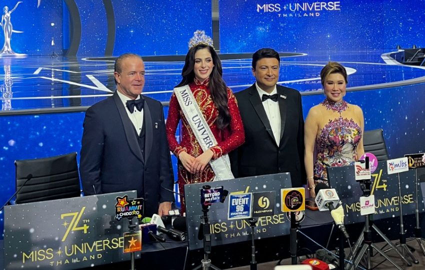 Raúl Rocha, Fátima Bosch, Mario Búcaro y la tailandesa Teresa Chaivisut. Foto: EFE / Héctor Pereira