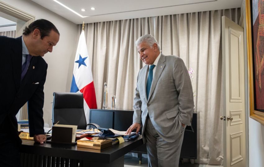 El presidente de Panamá, José Raúl Mulino (d), junto a su ministro de Exteriores Javier Eduardo Martínez-Acha Vásquez. Foto: EFE