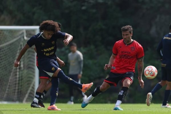 El panameño Adalberto 'Coco' Carrasquilla patea el balón durante los entrenamientos de los Pumas UNAM de México. Foto:@PumasMX