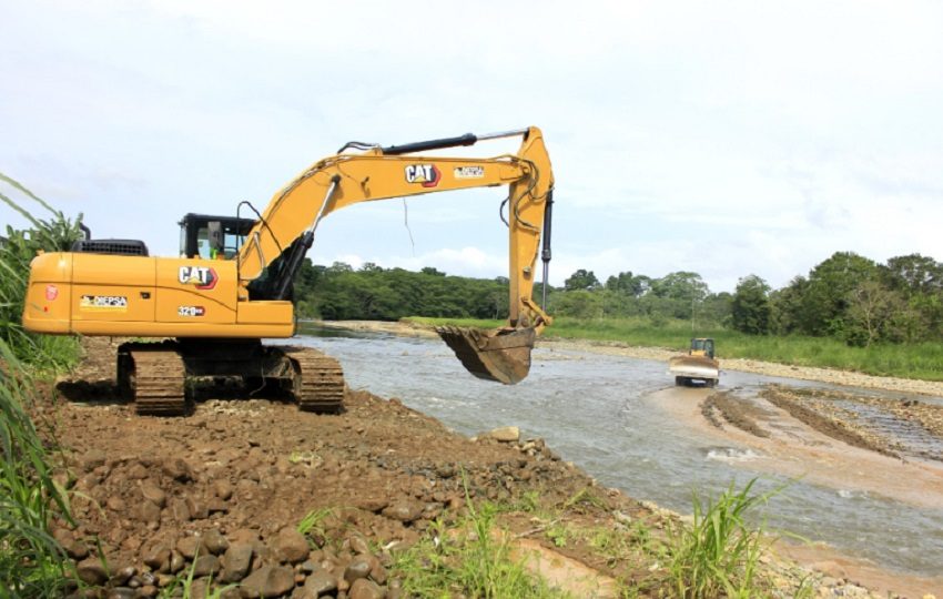 Durante los trabajos de dragado. Foto: MOP