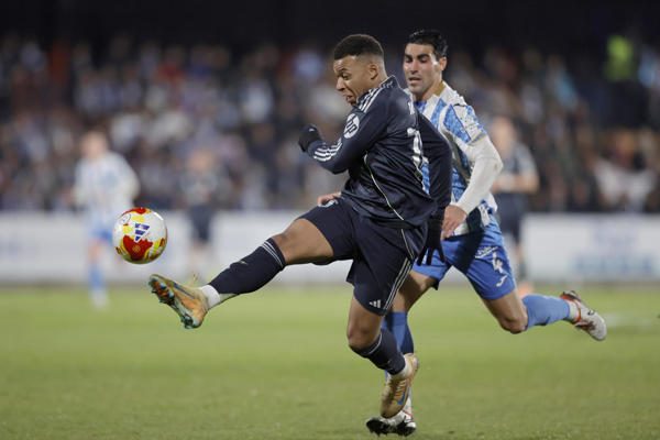 El delantero francés del Real Madrid, Kylian Mbappé, patea el balón ante el jugador del Talavera, Álvaro López. Foto: EFE